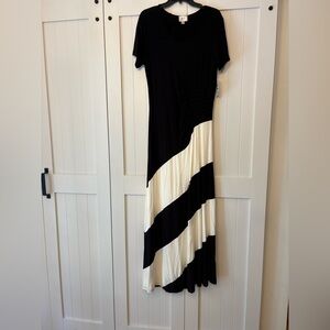 ECI Black and Cream Maxi Dress Size Large NWT Flattering